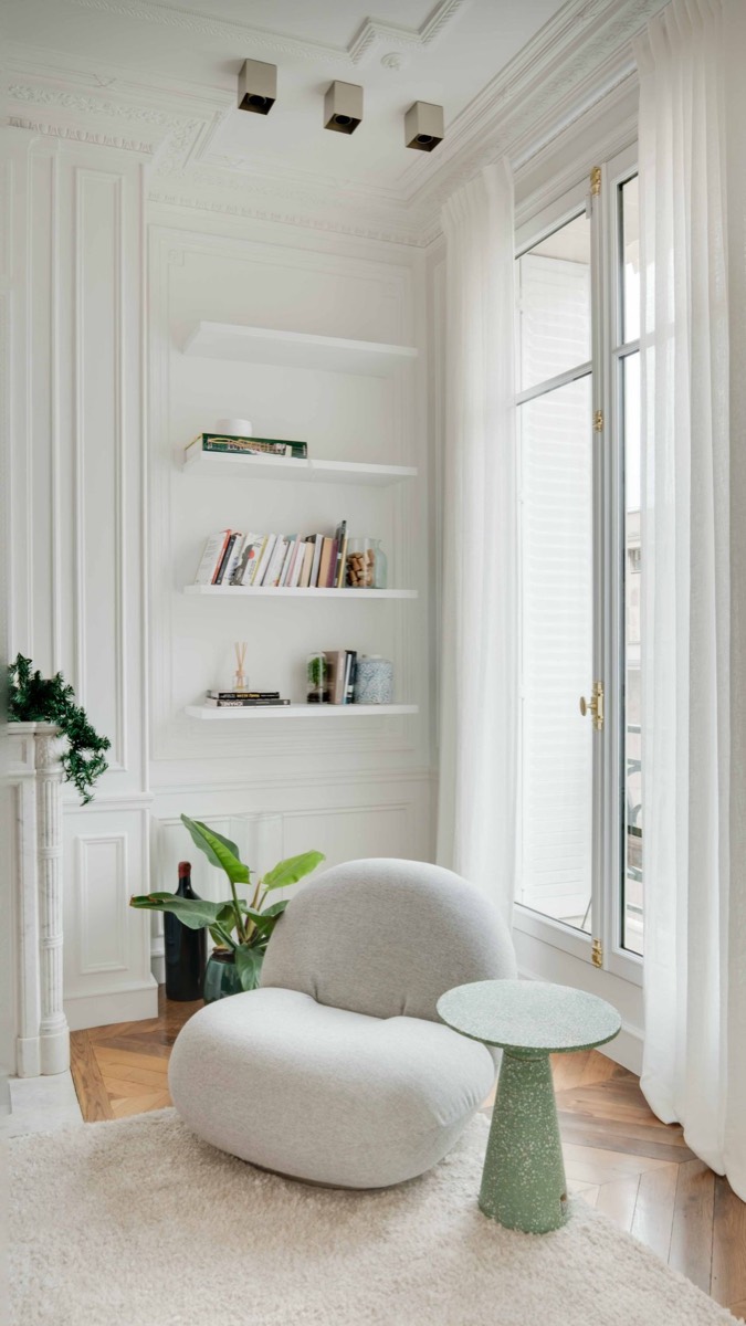 Salon aménagé pour une location saisonnière