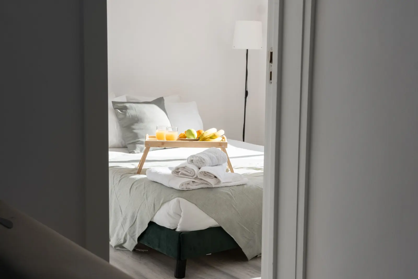 Chambre préparée, linge plié et plateau pour les voyageurs
