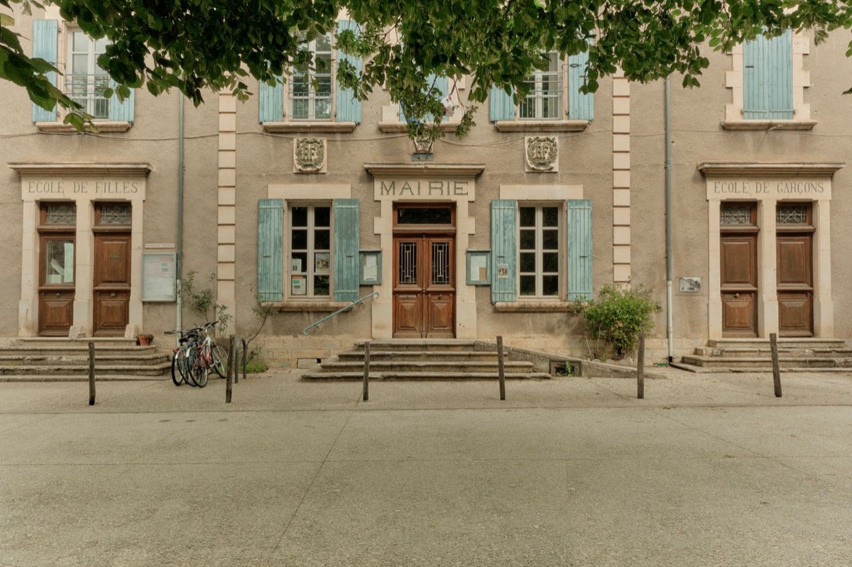 Façade d'une mairie de village français