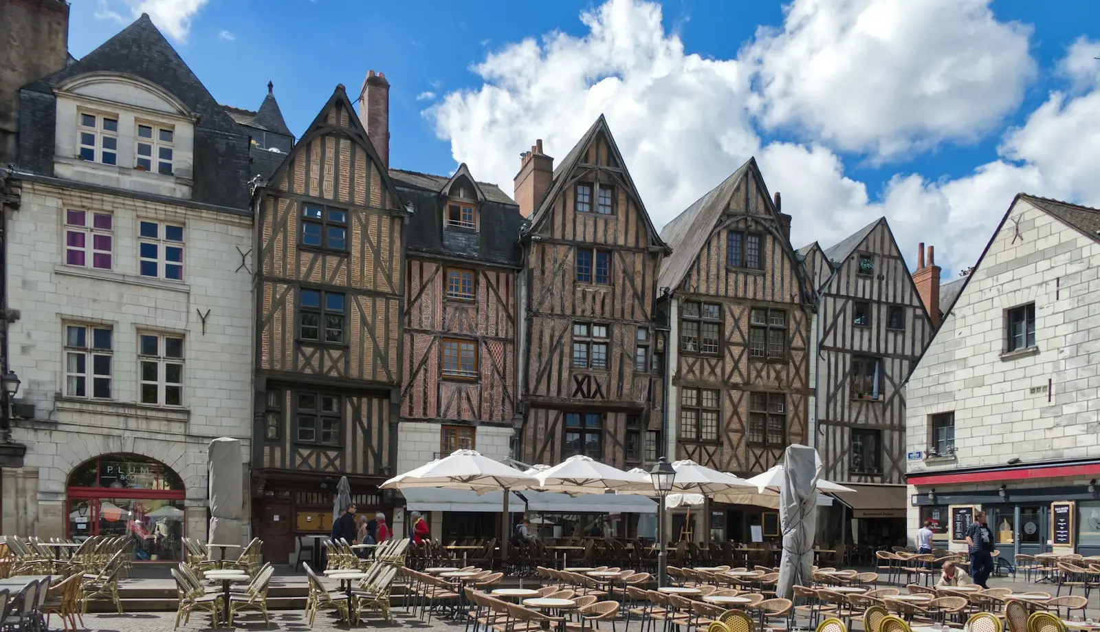 Terrasses de la place Plumereau à Tours